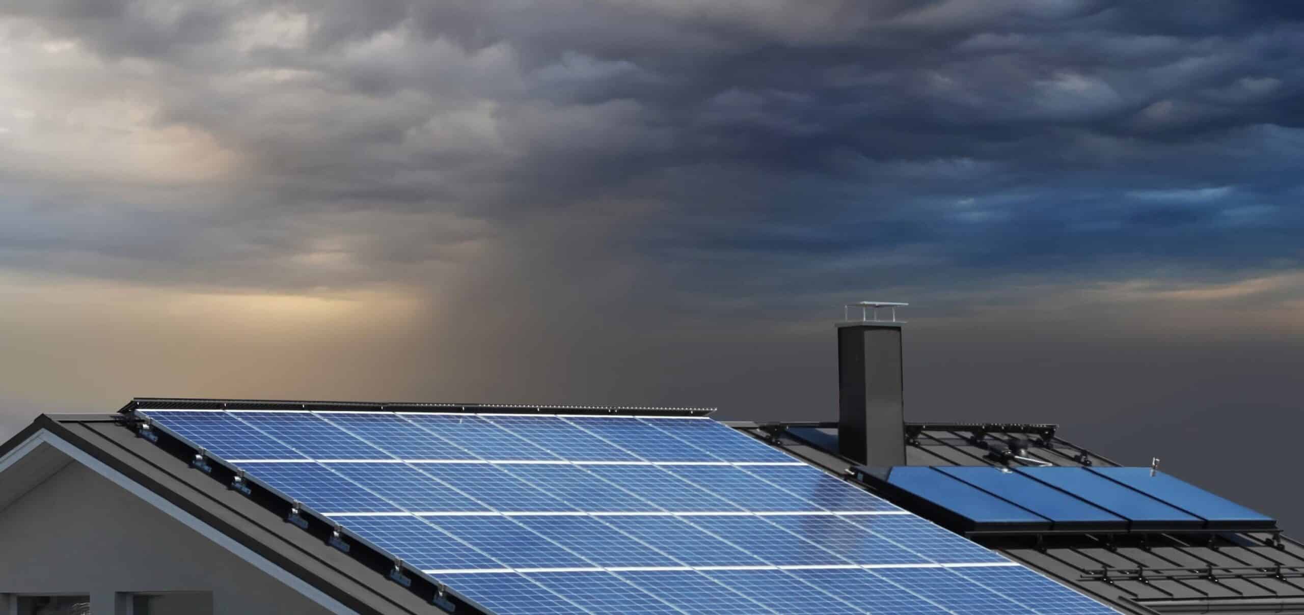 Energia solar funciona em dias de chuva